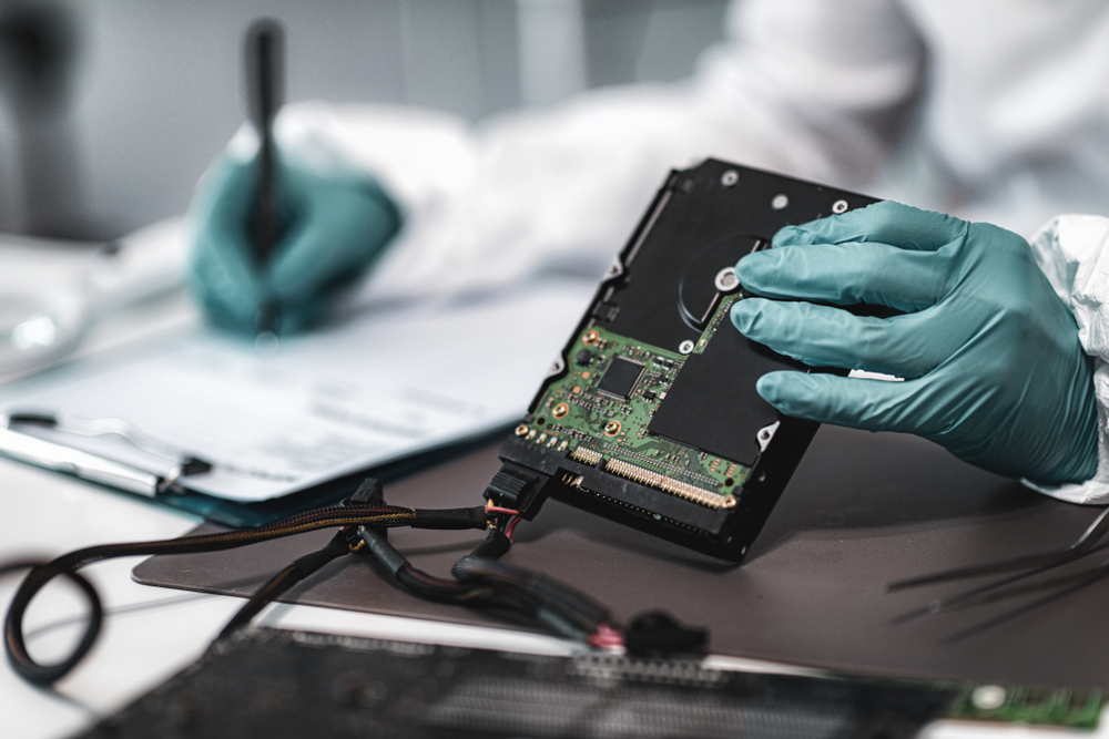 Expert reviews hardware for records of digital evidence